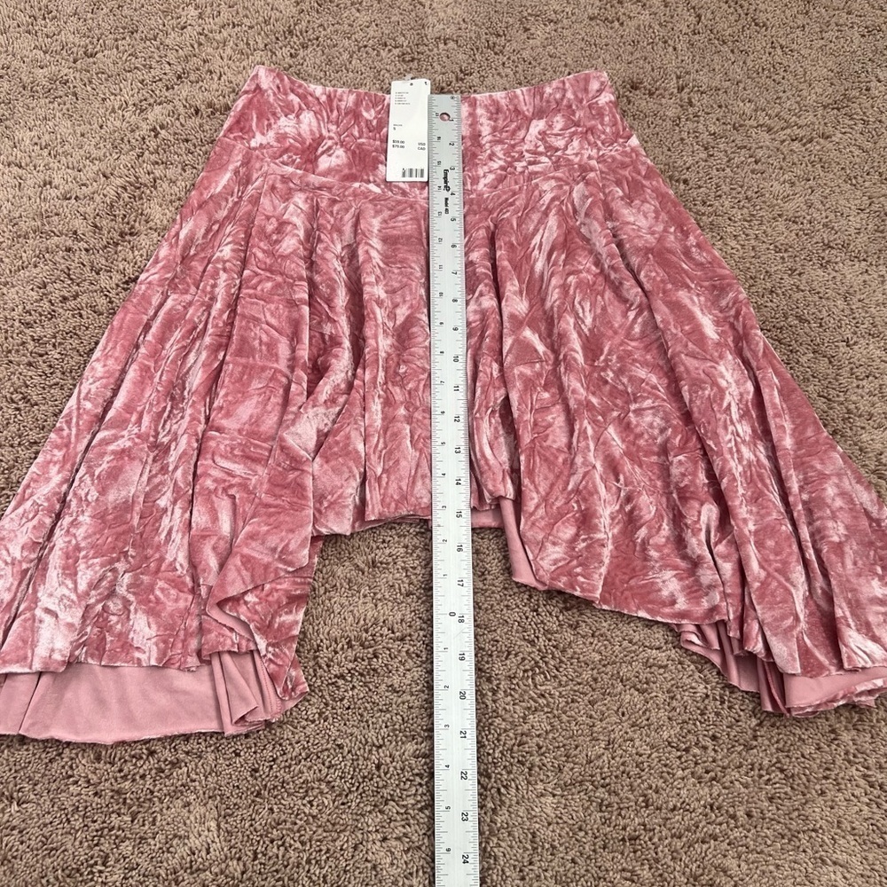 NWT new urban outfitters silence + noise SMALL pink velvet uneven hem skirt UO - Picture 14 of 15